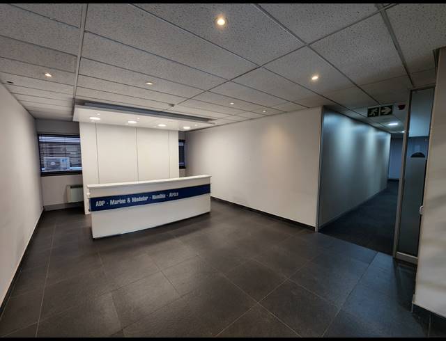 1,036M² OFFICE TO LET IN PINELANDS